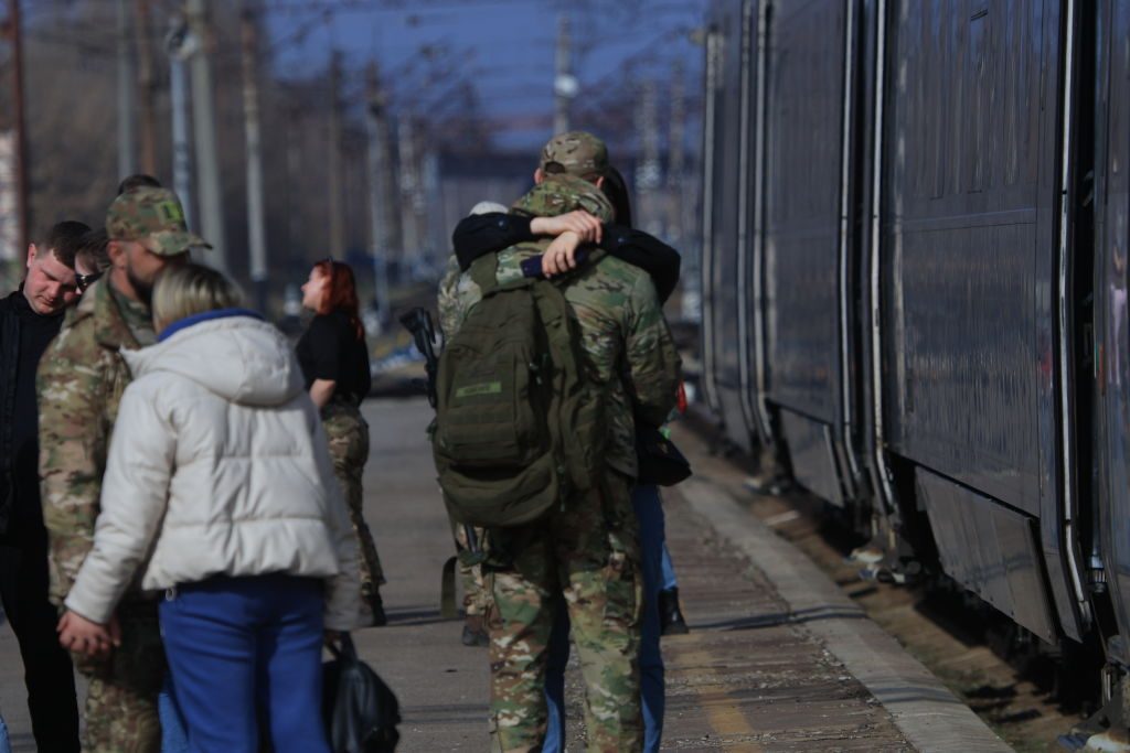 Як спілкуватися рідним із військовими, які повернулися з фронту: поради психолога Modista - Жіночий журнал Як спілкуватися рідним із військовими, які повернулися з фронту: поради психолога