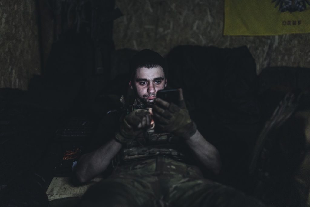 Як спілкуватися рідним із військовими, які повернулися з фронту: поради психолога Modista - Жіночий журнал Як спілкуватися рідним із військовими, які повернулися з фронту: поради психолога