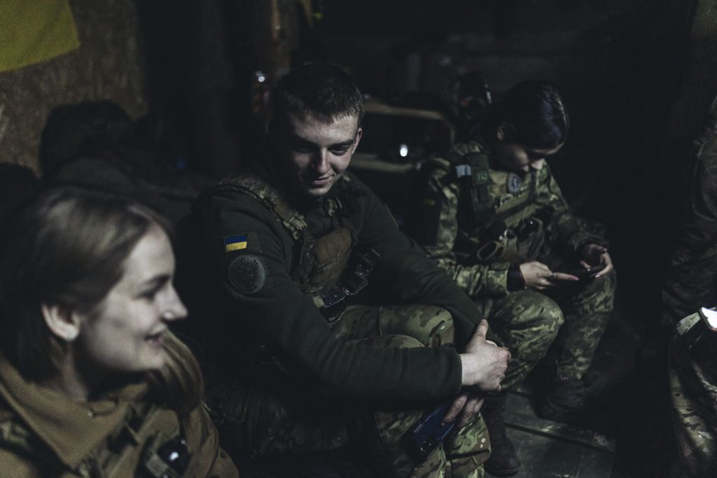 Як спілкуватися рідним із військовими, які повернулися з фронту: поради психолога Modista - Жіночий журнал Як спілкуватися рідним із військовими, які повернулися з фронту: поради психолога