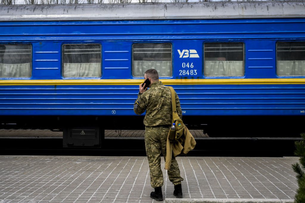 Як спілкуватися рідним із військовими, які повернулися з фронту: поради психолога Modista - Жіночий журнал Як спілкуватися рідним із військовими, які повернулися з фронту: поради психолога