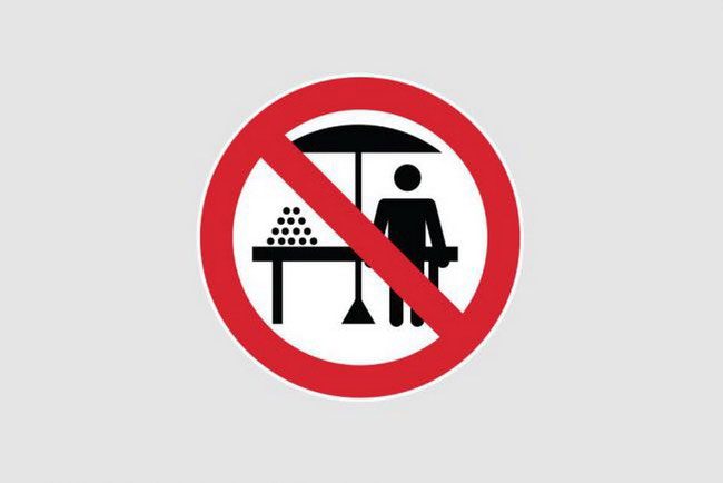 Смішні та незвичні дорожні знаки у світі: добірка кумедних фото
