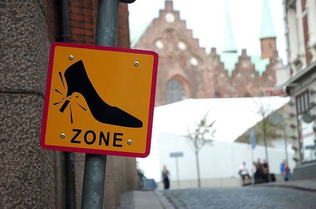 Смішні та незвичні дорожні знаки у світі: добірка кумедних фото