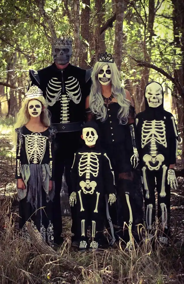 Ідеї кращих костюмів на Хелловін 2025 року у стилі Family Look (ФОТО) – Modista - Жіночий журнал Модні тренди - Ідеї кращих костюмів на Хелловін 2023 року у стилі Family Look (ФОТО)