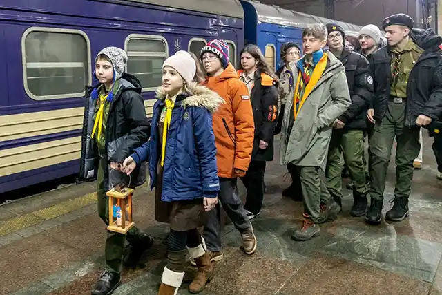 Україна - “Укрзалізниця” розвезе Вифлеємський вогонь на 24 станції нашої держави, щоб принести мир у кожен дім