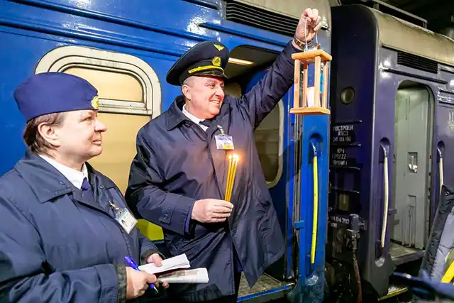 Україна - “Укрзалізниця” розвезе Вифлеємський вогонь на 24 станції нашої держави, щоб принести мир у кожен дім
