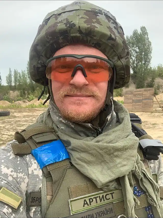 "Війна в мене все": зірка "Кріпосної" Олександр Печериця зі сльозами на очах розповів, що сталося (ВІДЕО) Зірки - "Війна в мене все": зірка "Кріпосної" Олександр Печериця зі сльозами на очах розповів, що сталося (ВІДЕО)