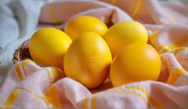 Не лише в лушпинні цибулі: як пофарбувати яйця в жовтий колір куркумою на Великдень 2024 Великдень - Не лише в лушпинні цибулі: як пофарбувати яйця в жовтий колір куркумою на Великдень 2024