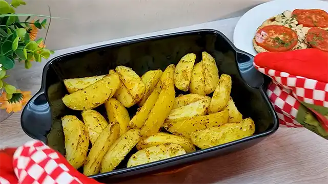 Готуємо швидку та ситну вечерю для всієї сім'ї: омлет з курячою грудкою і печеною картоплею (ФОТО) Другі страви - Готуємо швидку та ситну вечерю для всієї сім'ї: омлет з курячою грудкою і печеною картоплею (ФОТО)