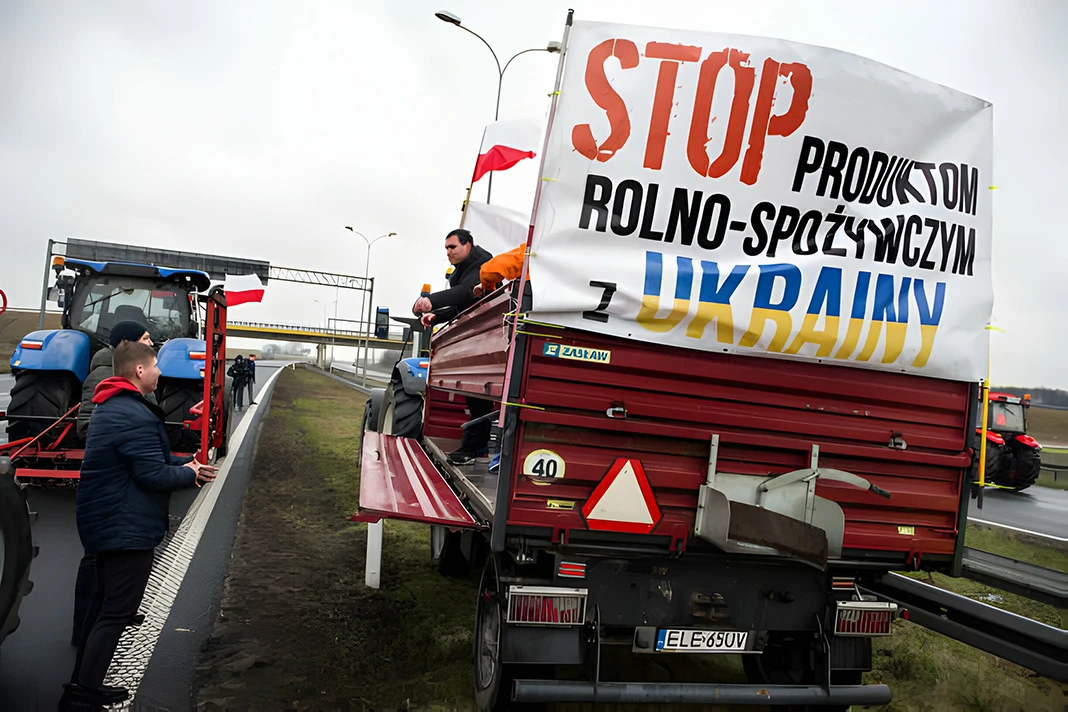 Польські фермери повністю заблокували рух вантажівок з України на чотирьох напрямках Світ - Польські фермери повністю заблокували рух вантажівок з України на чотирьох напрямках
