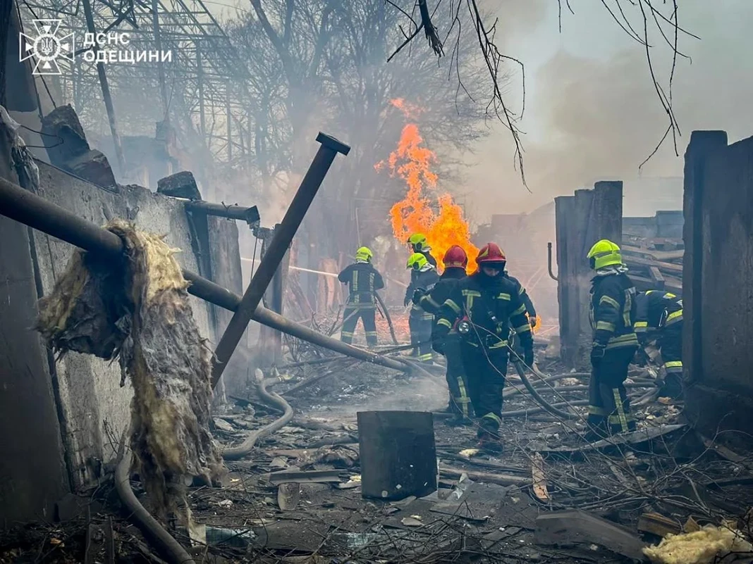 Російські терористи обстріляли Одесу балістичними ракетами "Іскандер М" - загинули 17 людей, серед яких рятувальник і медик Війна - Російські терористи обстріляли Одесу балістичними ракетами "Іскандер М" - загинули 17 людей, серед яких рятувальник і медик