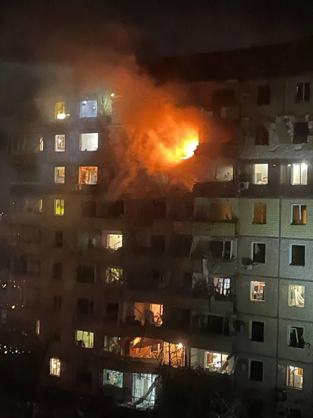Російські окупанти вдарили по багатоповерхівці у Кривому Розі щонайменше три рази Війна - Російські окупанти вдарили по багатоповерхівці у Кривому Розі щонайменше три рази