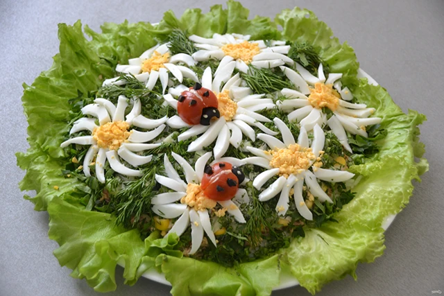 Салат "Ромашкове поле" не лише привабливий зовні, але й надзвичайно смачний Салати - Салат "Ромашкове поле" не лише привабливий зовні, але й надзвичайно смачний