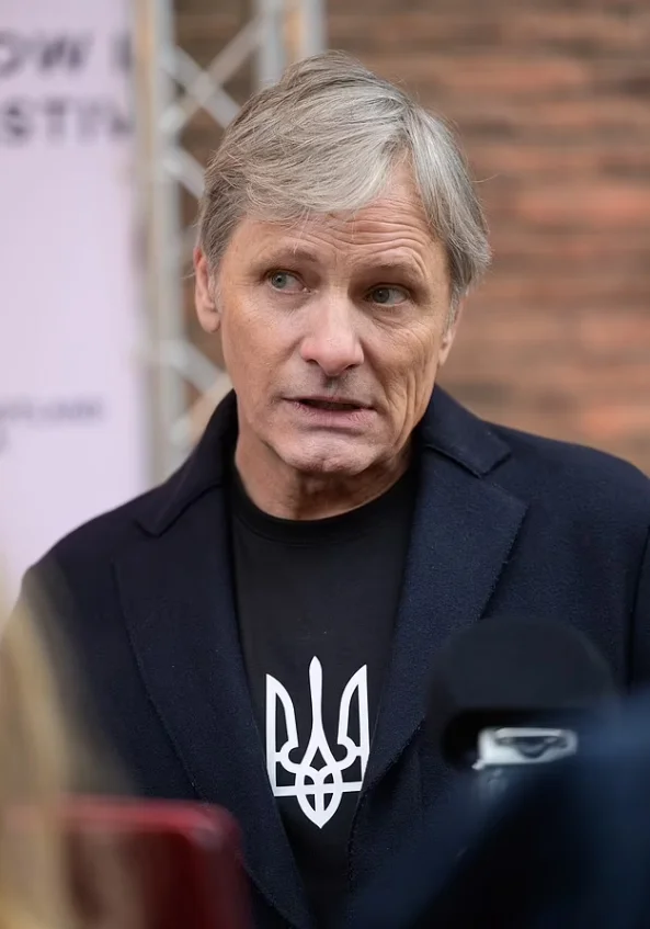 Зірка "Володаря перснів" Вігго Мортенсен підтримав Україну вийшовши на червону доріжку у футболці з тризубом Зірки - Зірка "Володаря перснів" Вігго Мортенсен підтримав Україну вийшовши на червону доріжку у футболці з тризубом