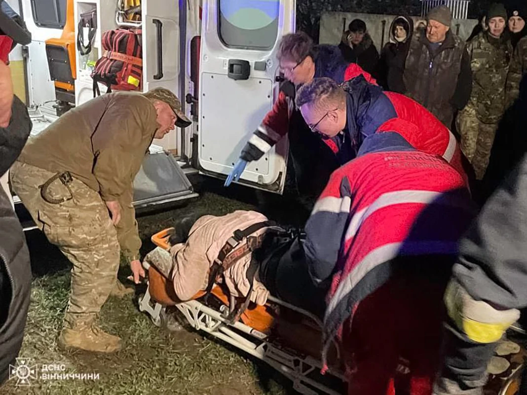 Є загиблі внаслідок удару дронів по цивільній інфраструктурі на Вінниччині (ФОТО) Війна - Є загиблі внаслідок удару дронів по цивільній інфраструктурі на Вінниччині (ФОТО)
