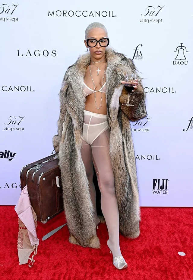 Без категорії - У стилі Б'янки Цензорі: Doja Cat вийшла у світ у спідній білизні і колготках (ФОТО)