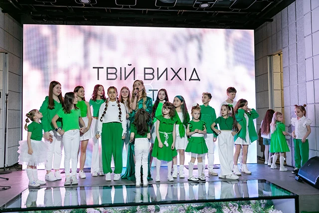 Зірки - Горбунов, TAYANNA, KAMALIYA, KROPIVA зібрали 500 тисяч гривень на допомогу бійцям ЗСУ