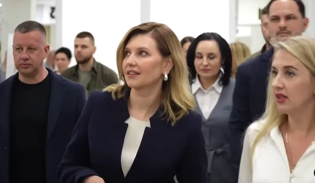Олена Зеленська показала Ідеальний Образ в Темно-Синьому Костюмі (ФОТО) – Modista - Жіночий журнал Без категорії - Олена Зеленська показала Ідеальний Образ в Темно-Синьому Костюмі (ФОТО)