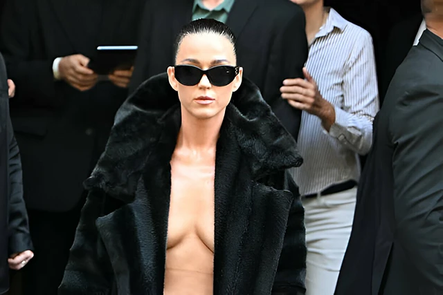 Кеті Перрі вразила публіку шоу BALENCIAGA зухвалим образом: порвані легінси та шуба на голе тіло – Modista - Жіночий журнал Без категорії - Кеті Перрі вразила публіку шоу BALENCIAGA зухвалим образом: порвані легінси та шуба на голе тіло