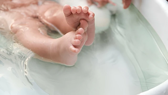 Без категорії - Перше купання новонародженого: народні прикмети та повір'я 👶🛁