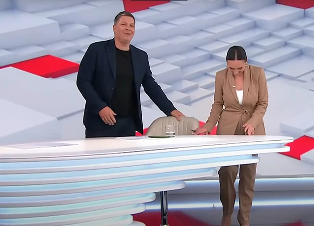 Від ведучих телемарафону в прямому ефірі "втік" стіл (ВІДЕО) – Modista - Жіночий журнал Без категорії - Від ведучих телемарафону в прямому ефірі "втік" стіл (ВІДЕО)