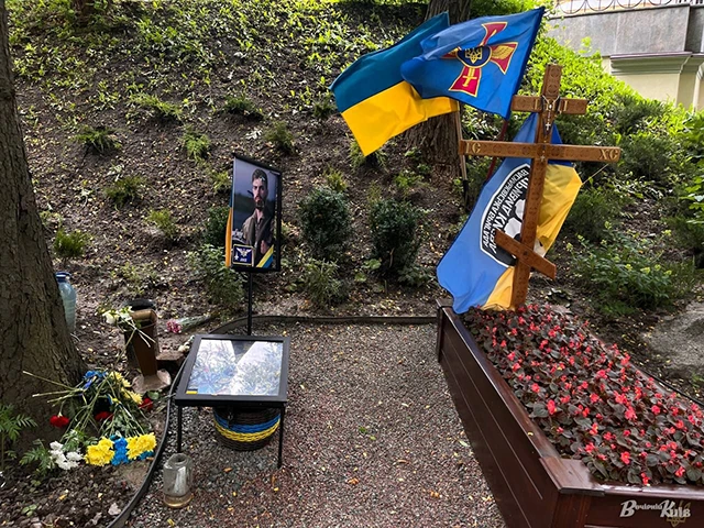 Вандали осквернили могили українських героїв Да Вінчі, Джуса та Петриченка 😡🤬 – Modista - Жіночий журнал Без категорії - Вандали осквернили могили українських героїв Да Вінчі, Джуса та Петриченка 😡🤬