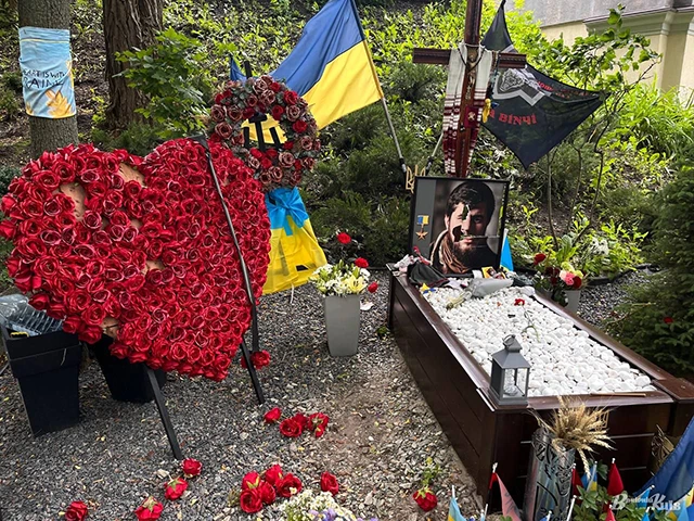 Вандали осквернили могили українських героїв Да Вінчі, Джуса та Петриченка 😡🤬 – Modista - Жіночий журнал Без категорії - Вандали осквернили могили українських героїв Да Вінчі, Джуса та Петриченка 😡🤬