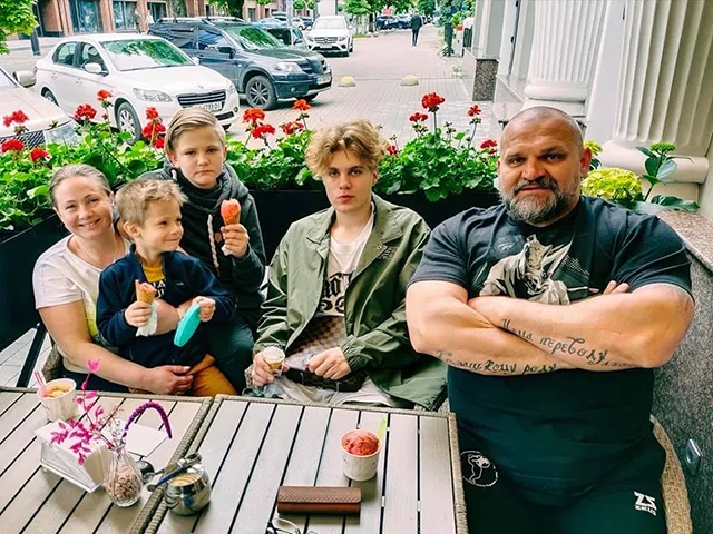 Василь Вірастюк став батьком п’ятого сина: йому дали оригінальне скорочене ім’я – Modista - Жіночий журнал Без категорії - Василь Вірастюк став батьком п’ятого сина: йому дали оригінальне скорочене ім’я