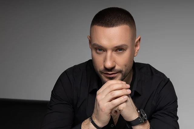 Без категорії - Андрій Кравченко до Дня матері представив зворушливу композицію про рідну домівку