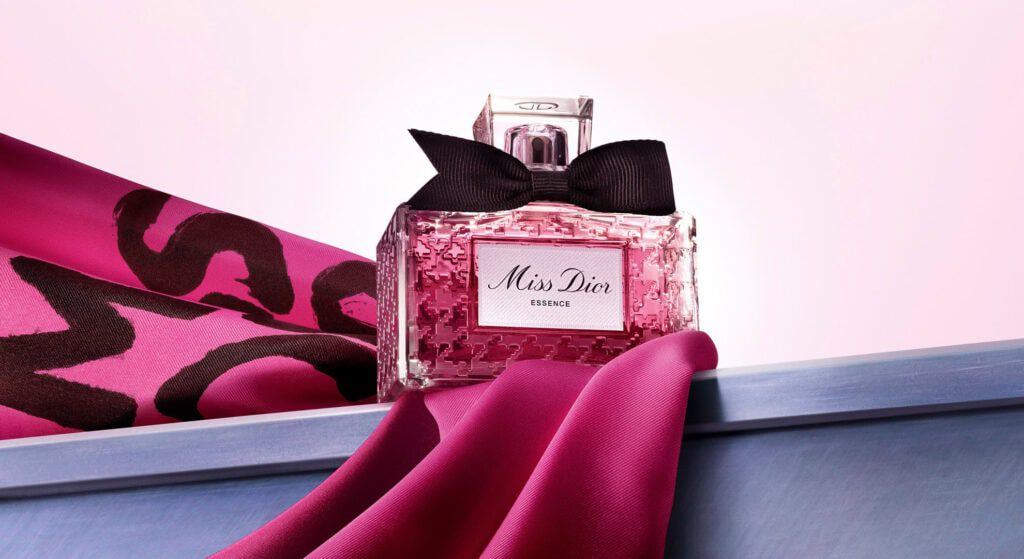 Навіть старі парфуми можуть заграти новими фарбами: Miss Dior Essence – аромат, який вас здивує – Modista - Жіночий журнал Без категорії - Навіть старі парфуми можуть заграти новими фарбами: Miss Dior Essence – аромат, який вас здивує