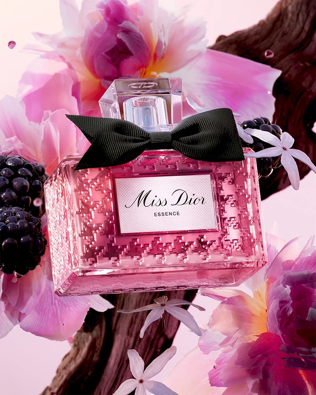 Навіть старі парфуми можуть заграти новими фарбами: Miss Dior Essence – аромат, який вас здивує – Modista - Жіночий журнал Без категорії - Навіть старі парфуми можуть заграти новими фарбами: Miss Dior Essence – аромат, який вас здивує