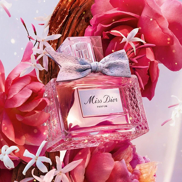 Навіть старі парфуми можуть заграти новими фарбами: Miss Dior Essence – аромат, який вас здивує – Modista - Жіночий журнал Без категорії - Навіть старі парфуми можуть заграти новими фарбами: Miss Dior Essence – аромат, який вас здивує