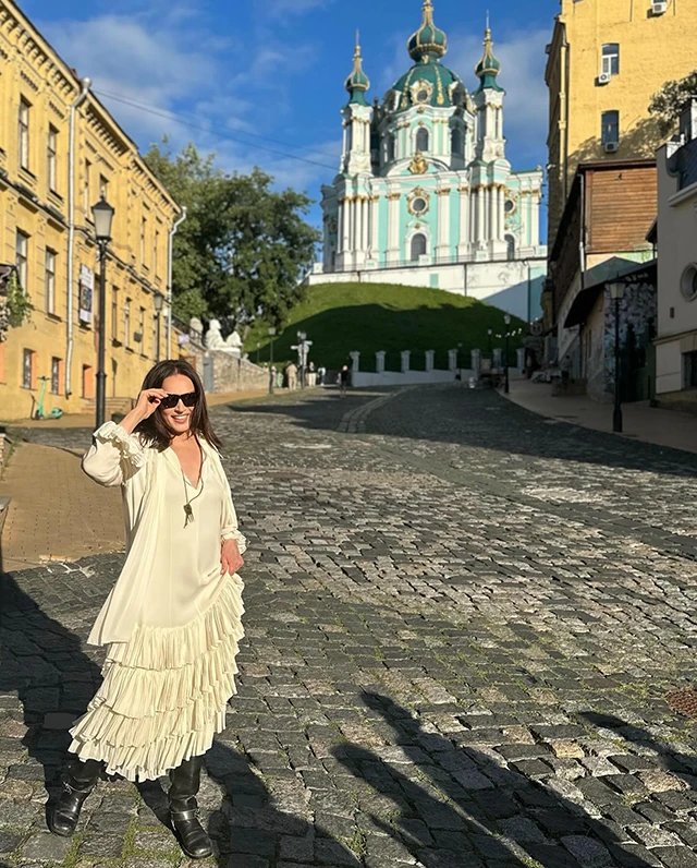 Софія Ротару вразила шанувальників своїм молодим виглядом на нових фотографіях, де вона прогулюється центром Києва – Modista - Жіночий журнал Без категорії - Софія Ротару вразила шанувальників своїм молодим виглядом на нових фотографіях, де вона прогулюється центром Києва