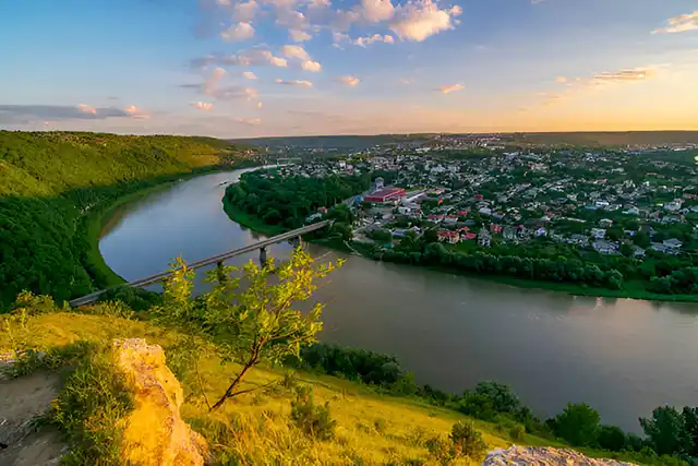 Чому Дністер — це більше, ніж просто річка? 5 причин, які змусять вас по-новому поглянути на його велич – Modista - Жіночий журнал Без категорії - Чому Дністер — це більше, ніж просто річка? 5 причин, які змусять вас по-новому поглянути на його велич
