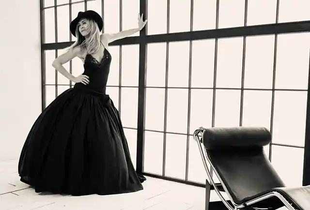 Stars. Jennifer Aniston Graces Glossy Magazine Cover in Stunning Looks, Shares Painful Memories in Interview &ndash; Modista Women's Magazine