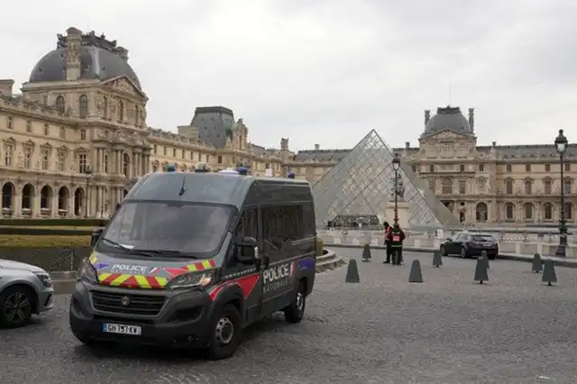 Seven Minutes of Horror: How Thieves Stole Empress Eugénie's Crown from the Louvre – Modista Women's Magazine Important to know. Seven Minutes of Horror: How Thieves Stole Empress Eugénie's Crown from the Louvre – Modista Women's Magazine