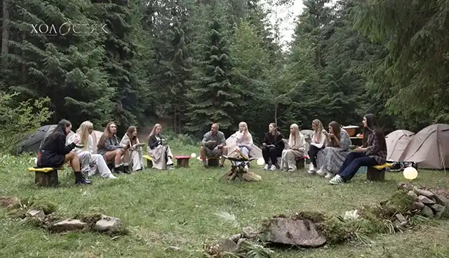 Тарас Цимбалюк та учасниці в Карпатах біля наметів і багаття під час зйомок п'ятого випуску