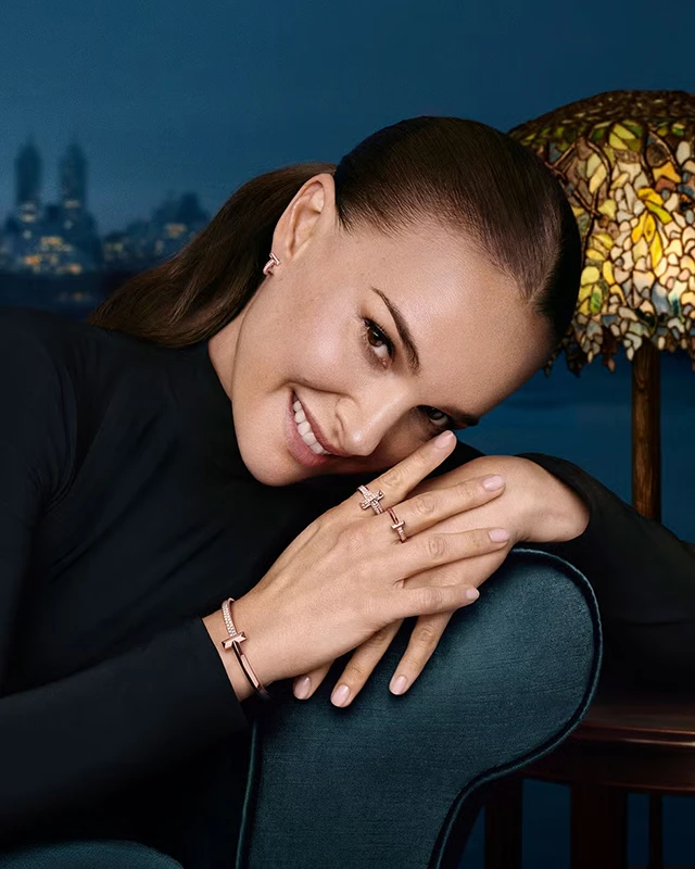 Нова Ера Tiffany & Co: Чому Наталі Портман Стала Обличчям Легендарного Бренду Modista - Жіночий журнал Modista - Жіночий журнал - Нова Ера Tiffany & Co: Чому Наталі Портман Стала Обличчям Легендарного Бренду