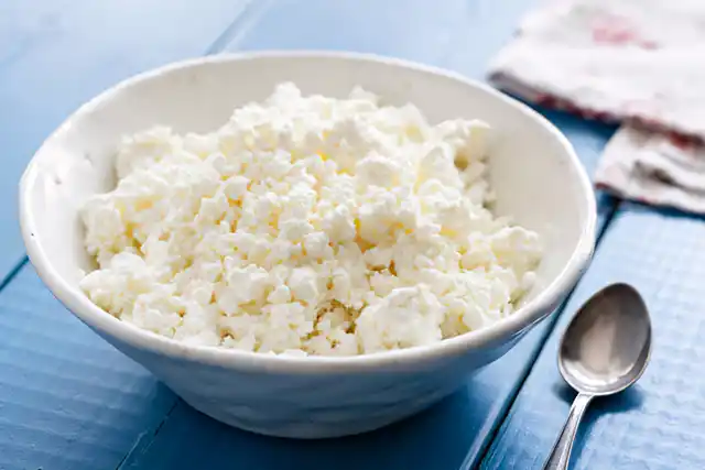5 Healthiest Types of Cheese to Eat, According to Dietitians Modista - Жіночий журнал Photo created by AI for MODISTA - Cottage cheese for fitness