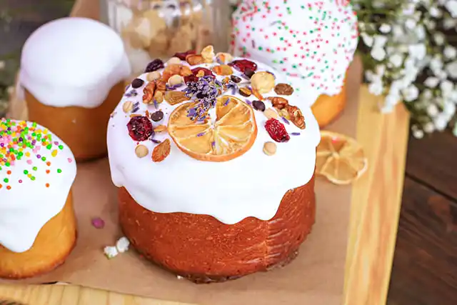 Forget the colored sprinkles: 7 fresh Paska decoration trends that'll be at the peak of popularity in 2026 Modista - Жіночий журнал Modista - Women's magazine - Marshmallow flowers on Paska trends 2026