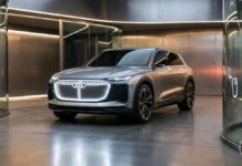 Електричний кросовер AUDI E7X у сучасному автосалоні.