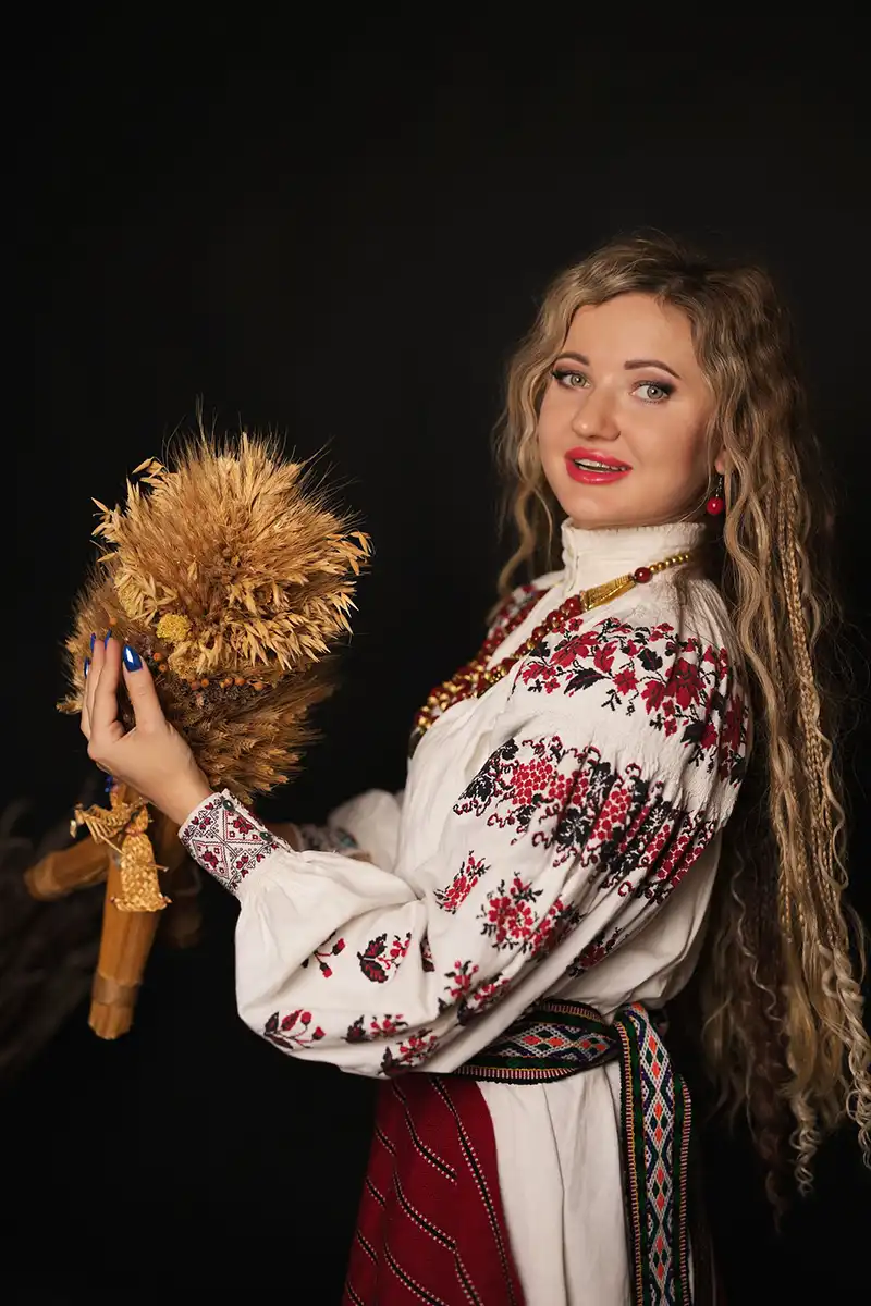 MODISTA - Військова співачка Охтирчанка представила сучасну версію пісні «Ой на горі та й женці жнуть» до Дня Вишиванки