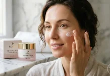 The Secret to Round-the-Clock Hydration: This Cult-Favorite Brand Just Dropped the Ultimate Night Routine Жінка наносить крем SOIKA 3D HYALURON на обличчя.