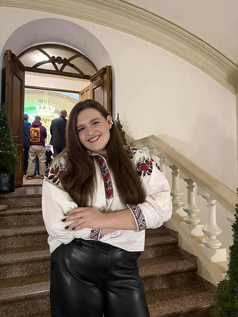 MODISTA - «Ти ніби вишиваєш собі життя»: співачка iSKra розповіла про 110-річну вишиванку прабабусі, яку родина передає через покоління
