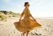 UA: Жінка в легкій літній лляній сукні | PL: Kobieta w lekkiej, letniej lnianej sukience | EN: A woman in a light summer linen dress