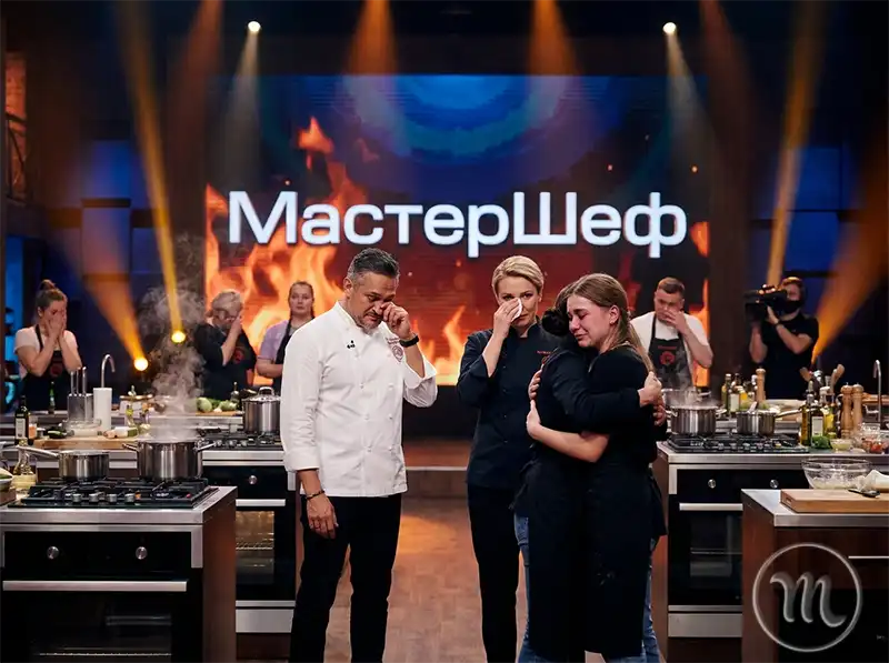 Судді та учасники шоу МастерШеф 17 сезон під час драматичного ефіру.