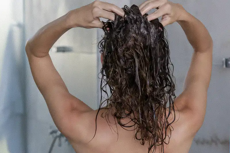 The Secret Household Rinse That Gives Hair an Expensive-Looking Mirror Shine | MODISTA