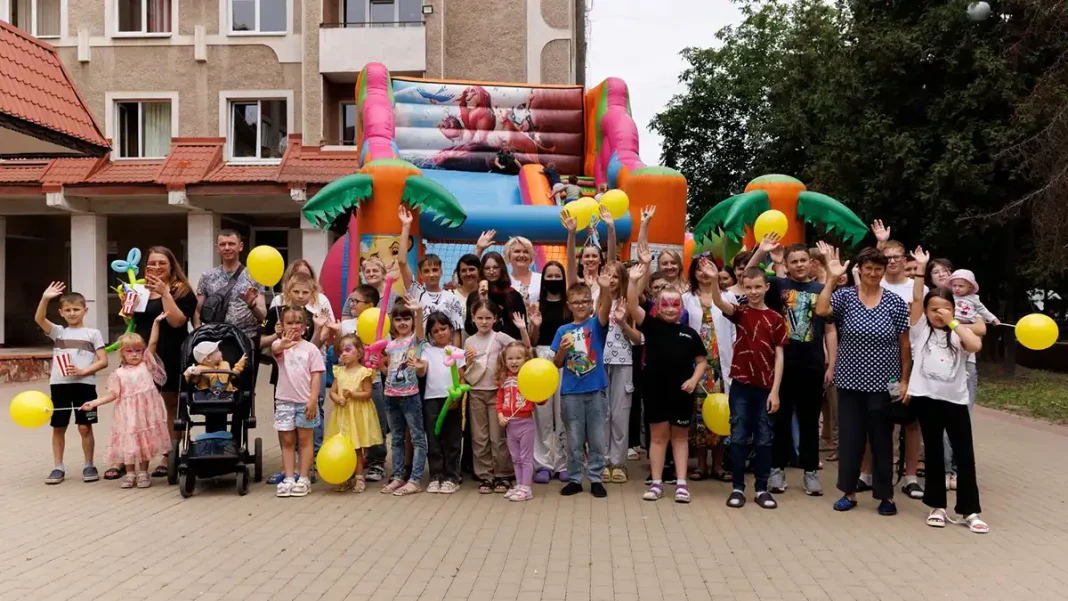 Дитячі усмішки замість болю: як зіркова вечірка розігнала лікарняну нудьгу у Франківську Дитячі усмішки замість болю: як зіркова вечірка розігнала лікарняну нудьгу у Франківську | MODISTA