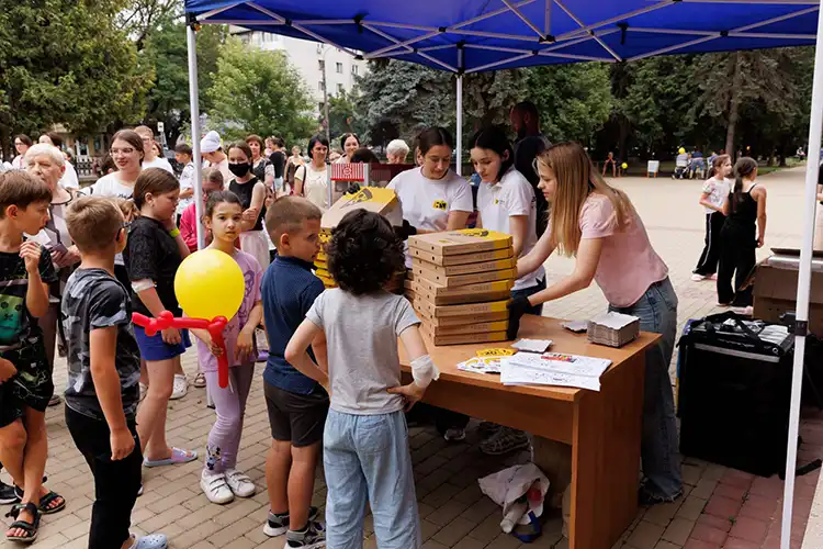 Дитячі усмішки замість болю: як зіркова вечірка розігнала лікарняну нудьгу у Франківську | MODISTA