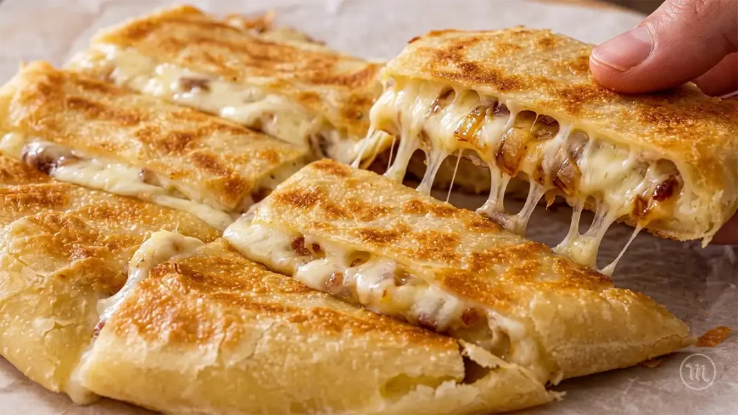 UA: Японський Картопляний Коржик З Сиром | PL: Japoński placek ziemniaczany z serem | EN: Japanese potato cake with cheese UA: Смажений золотистий картопляний коржик із розплавленим сиром моцарела на дерев'яній дошці | PL: Smażona złota tortilla ziemniaczana z roztopionym serem mozzarella na desce | EN: Fried golden potato tortilla with melted mozzarella cheese on a wooden board