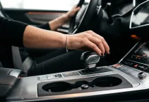 UA: Водій перемикає важіль автоматичної коробки передач у сучасному автомобілі | PL: Kierowca przełącza dźwignię automatycznej skrzyni biegów w nowoczesnym samochodzie | EN: The driver switches the lever of the automatic transmission in a modern car
